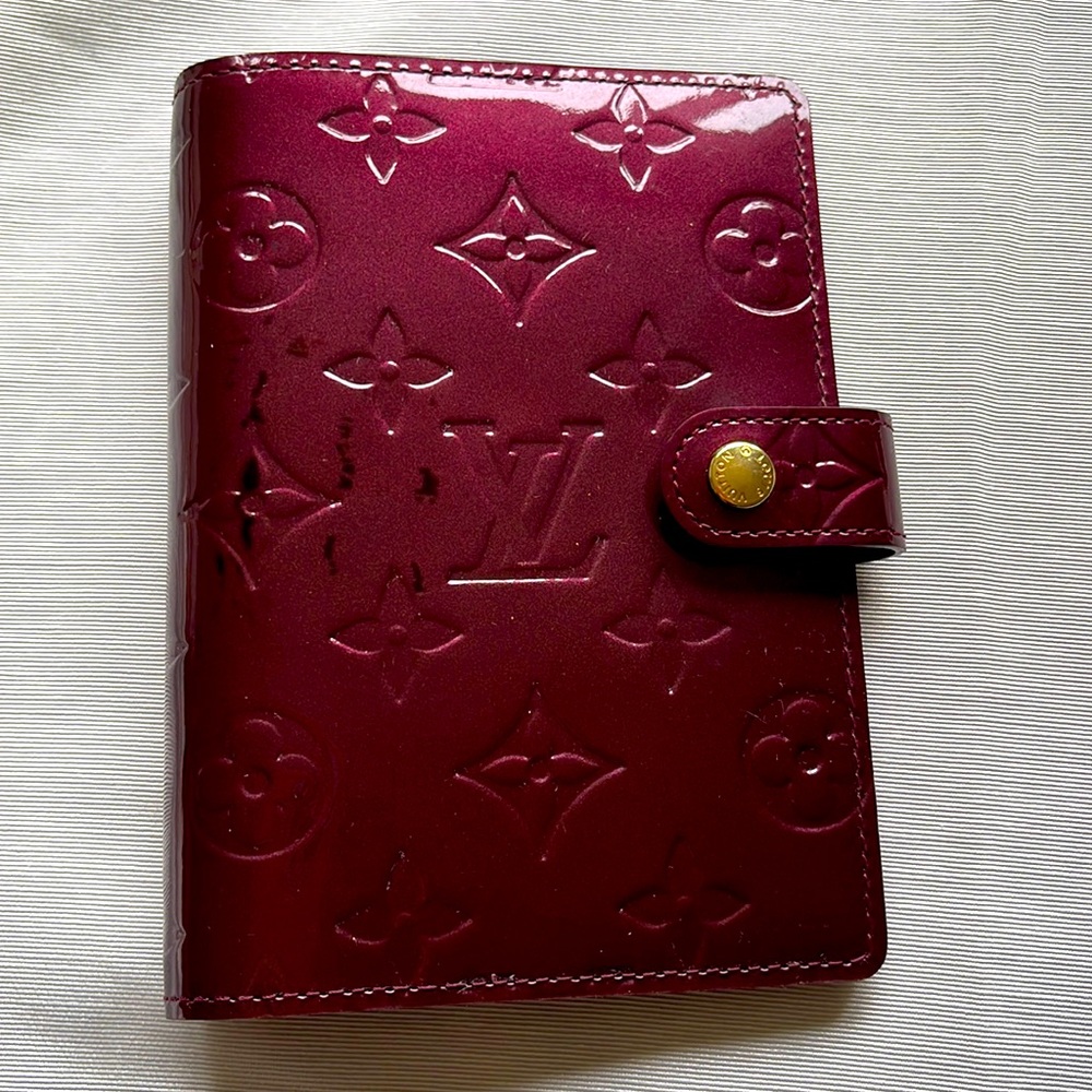 This is an authentic LOUIS VUITTON Vernis Small Ring Agenda Cover in Amarante.